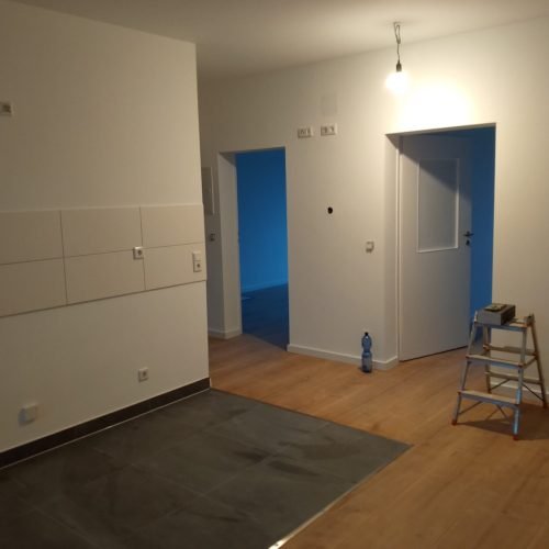 Sauberer Übergang von Fliesen zu Großformat-Laminat – Kompetenter Bodenleger Mannheim