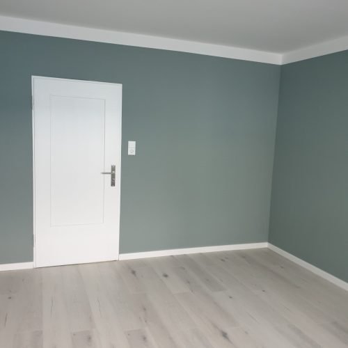 Helles Laminat in Eichenoptik nach Komplettsanierung – Ihr Fachbetrieb Bodenleger Mannheim