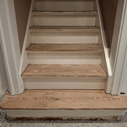 Alte Holztreppe vor der Sanierung und dem Abschleifen – Ihr Fachbetrieb Bodenleger Mannheim