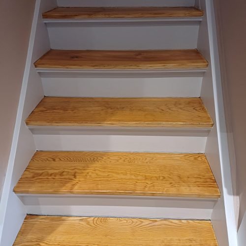 Frisch versiegelte und gestrichene Holztreppe nach Sanierung – Erfahrener Bodenleger Mannheim